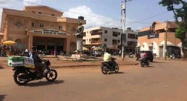 Dans une rue de la commune urbaine de Kankan