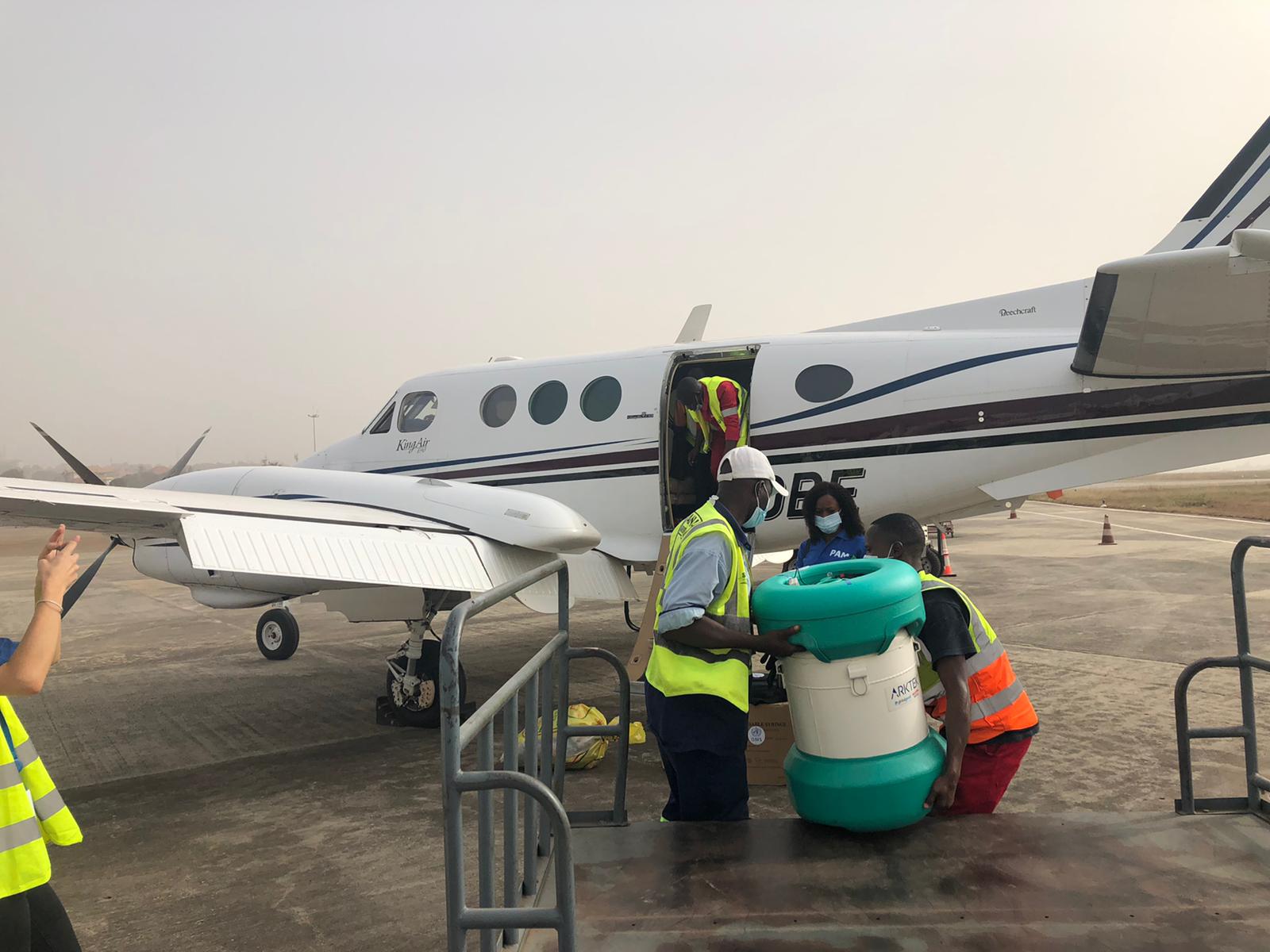 Déchargement des vaccins anti-Ebola de l'intérieur d'un avion affrété par UMS