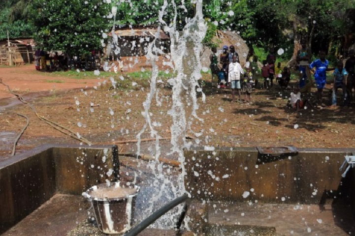 Des grandes quantité d'eau potable d'un forage