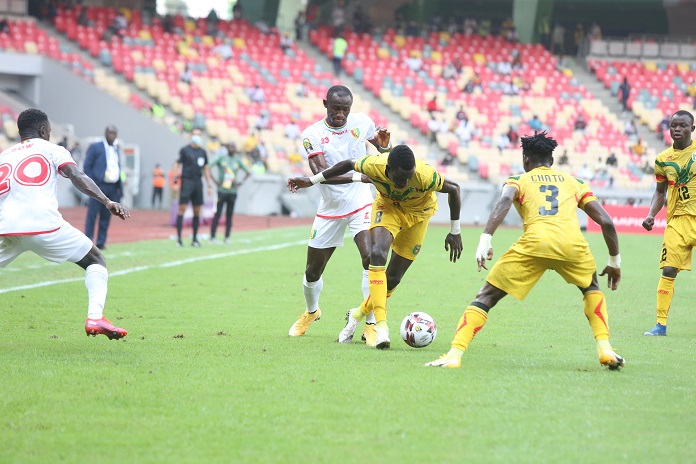 Des joueurs du Syli national avec leurs homologues maliens lors du quart de finale du CHAN 2020