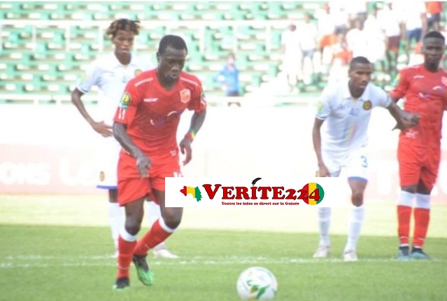 Dramane Nikéma en train de tirer un penalty marquant le premier but de Horoya AC