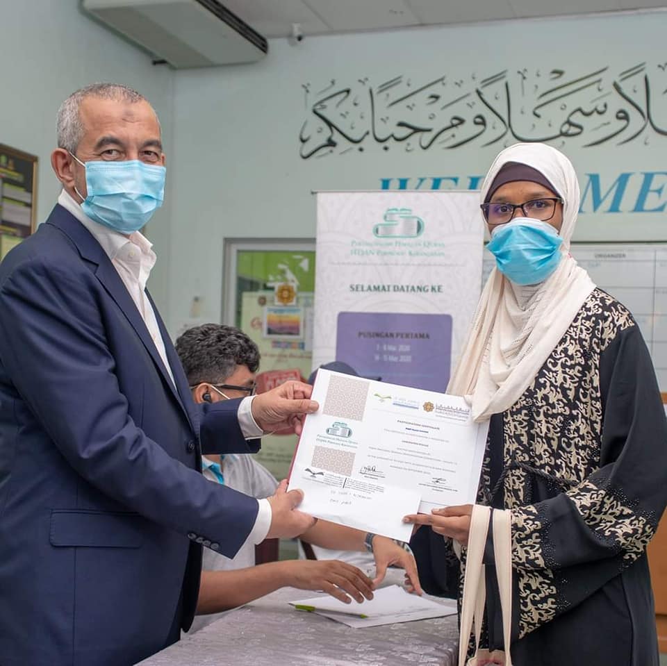 Laouratou Diallo lauréate du concours du mémorisation du saint coran en train de recevoir son prix