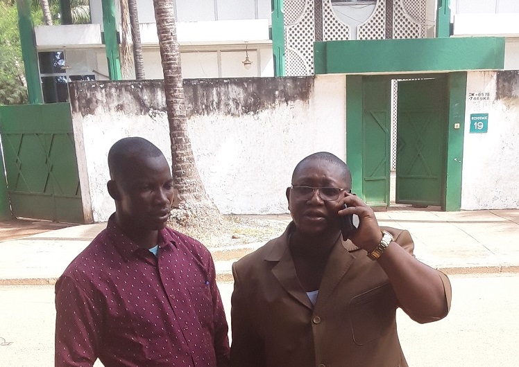 Le journaliste Zézé Enema Guilavogui avec son avocat Me Salif Béavogui devant les locaux du tribunal militaire