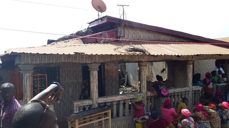 L'incendie qui a détruit cette maison a été provoqué par un court-circuit