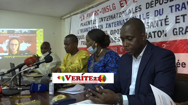 Madame Doukouré Asmaou Bah, secrétaire générale du Syndicat National des Employés avec ses collègues lors d'une conférence de presse