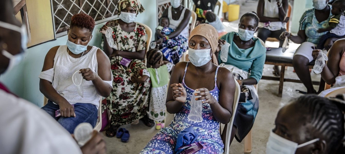 Mme Chingulu discute de la santé sexuelle et du planning familial avec un groupe de jeunes mères afin de combler le manque d'informations essentielles.