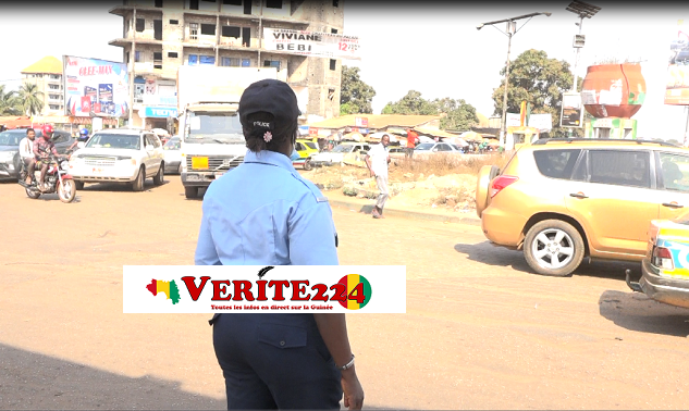 Une policière en train de réguler la circulation au carrefour de Bambéto