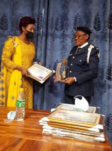 Commissaire Marie Gomez en train de recevoir son prix