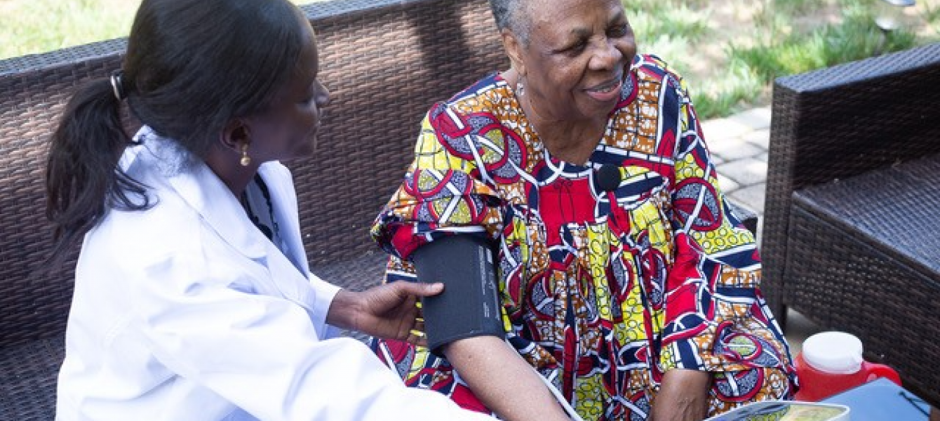 Dans un village de Gambie, une grand-mère devrait avoir la même qualité de vie et le même accès aux soins de santé qu'à New York ou à Londres