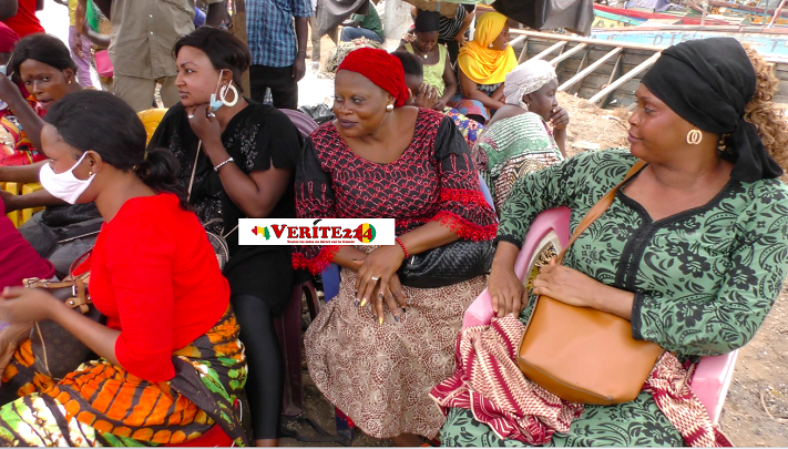 Des femmes mareyeuses au Petit Bateau