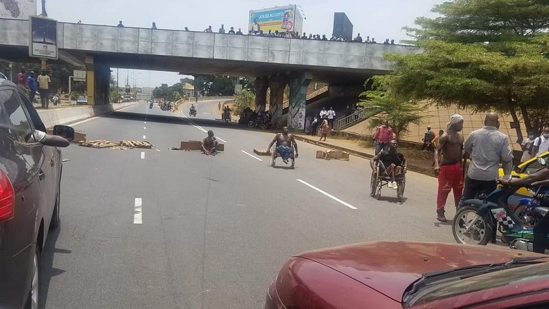 Des handicapés manifestent en perturbant la circulation non loin du pont 8 novembre