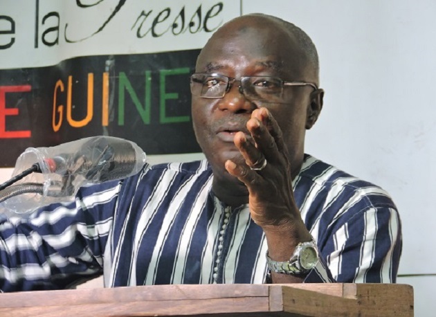 Le journaliste Amadou Diouldé Diallo lors d'une conférence de presse