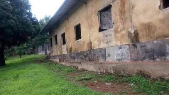 L'un des bâtiments du Lycée 28 septembre Kindia dans un état de délabrement avancé
