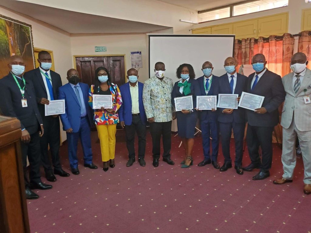 Malick Sankhon avec des cadres bénéficiaires d’une bourse de formation à Abidjan