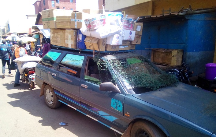Un taxi-brousse qui fait la navette entre Conakry et Labé