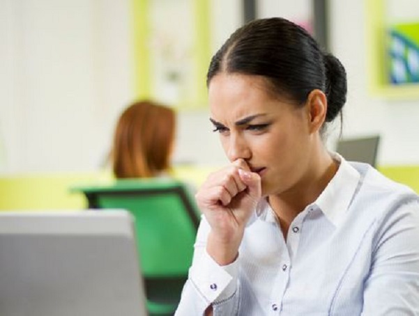 Une femme en train de tousser (image d'illustration)