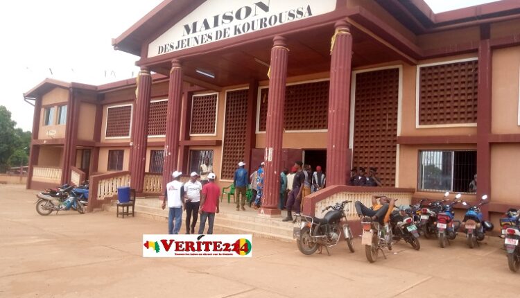 A l'entrée de la maison des jeunes de Kouroussa