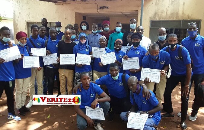 Des étudiants du Centres de Formation Professionnelle (CFP) dévoilent leur attestation