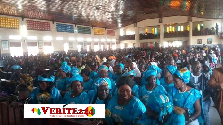 Des fidèles dans la cathédrale notre dame des victoires et de la paix
