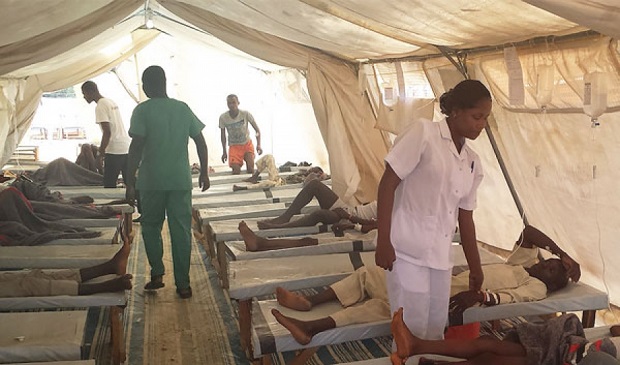 Des membres d'un personnel médicale en train de s'occuper des malades alités dans un centre hospitalier (photo d'illustration)