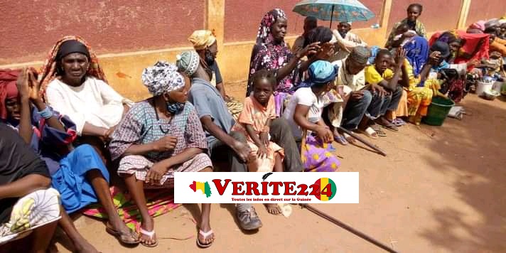 Des mendiants devant les locaux de la radio Espace FM Kankan