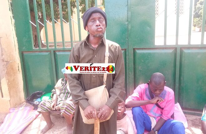 Des mendiants en train de quémander dans la rue