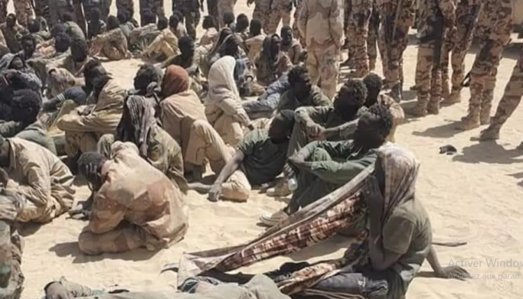 Des rebelles présumés appartenant au Fact sont faits prisonniers à la suite d'affrontements avec des soldats à Nyze, dans le Kanem, le 17 avril. AFP