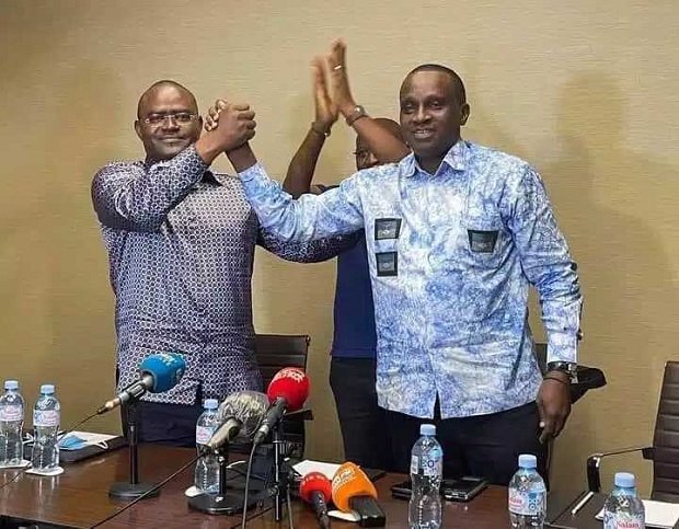 Kerfalla Person Camara KPC et Antonio Souaré en train de célébrer la signature d'un accord