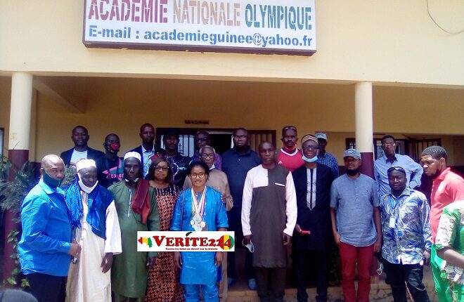 L'athlète Fatoumata Yarie Camara avec les membres du comité olympique guinéen