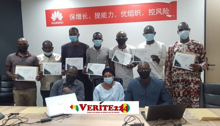 Photo de famille à l'issue d'une formation en faveur de journalistes sur le journalisme et entreprenariat