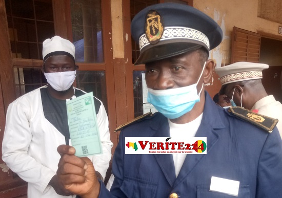 Sadou Keita, gouverneur de Kankan en train de brandir son carnet de vaccination contre le covid-19