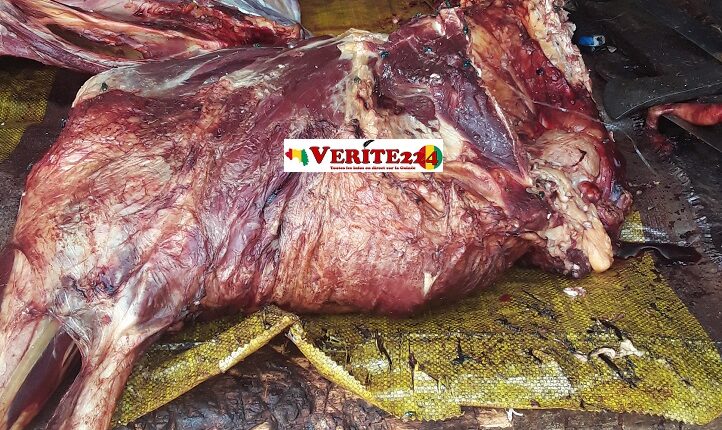 Une viande de vache dans une boucherie à Labé