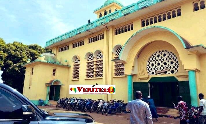 A l'entrée d'une mosquée à Kankan