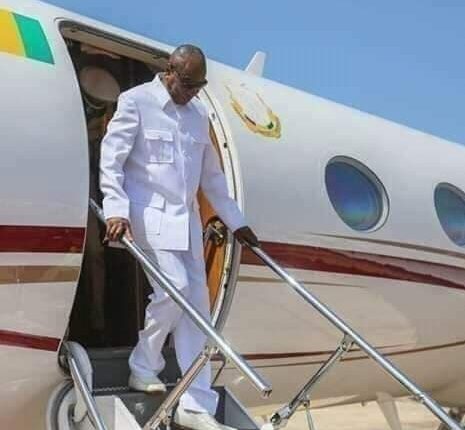 Alpha Condé à sa descente d'avion