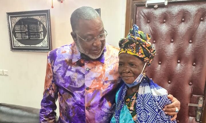 Baidy Aribot avec une vieille femme vendeuse ambulante