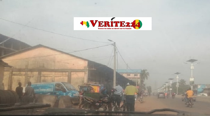 Des policiers en train de racketter un cycliste sur l'autoroute Fidel Castro