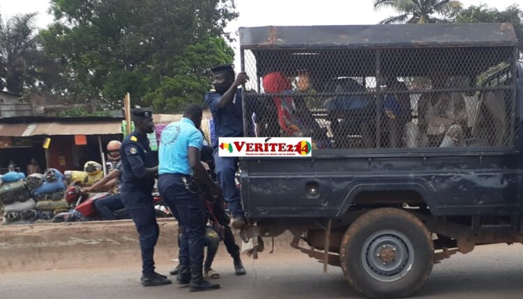 Des policiers tentent d'embarquer de force des jeunes dans un pick-up de la police à Koloma non loin de Bambéto