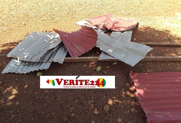 Des tôles arrachées du toit après le passage des pluies torrentielles