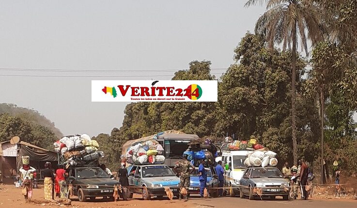Des véhicules devant un barrage entre Conakry-Télimélé
