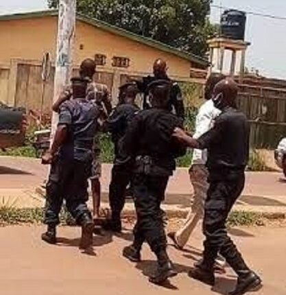 Ici des policiers interpellent des jeunes pour non-respect du port de masque