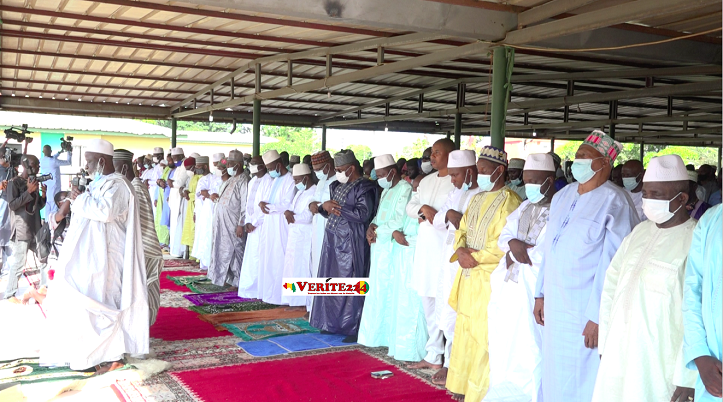 Imam Mamadou Saliou Camara, en train de diriger la prière à la mosquée Fayçal