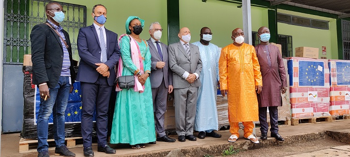 Les ministres Ibrahima Kalil Kaba, Remy Lamah avec des cadres de la délégation de l'Union européenne en Guinée lors de la remise de la troisième livraison d’équipements de santé en Guinée