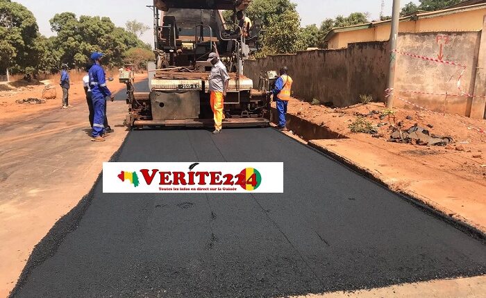 Travaux de bitumage d'une route de Labé