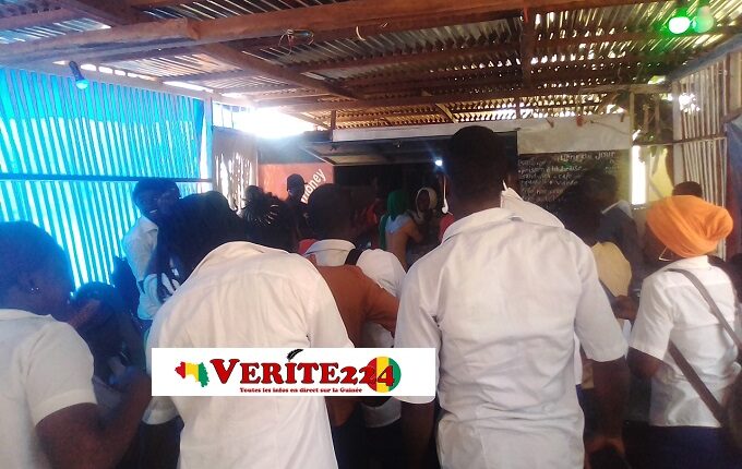 Des lycéens ont investi ce bar pour fumer de la chicha, dans le quartier Bordo à Kankan