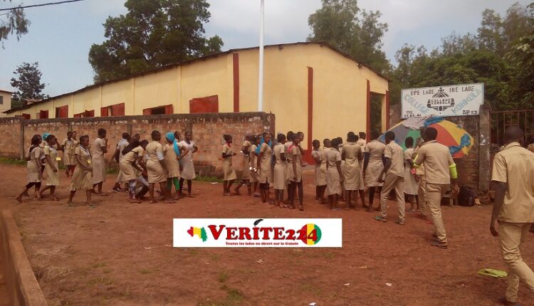 Des collégiens candidats au BEPC dans une école à Labé