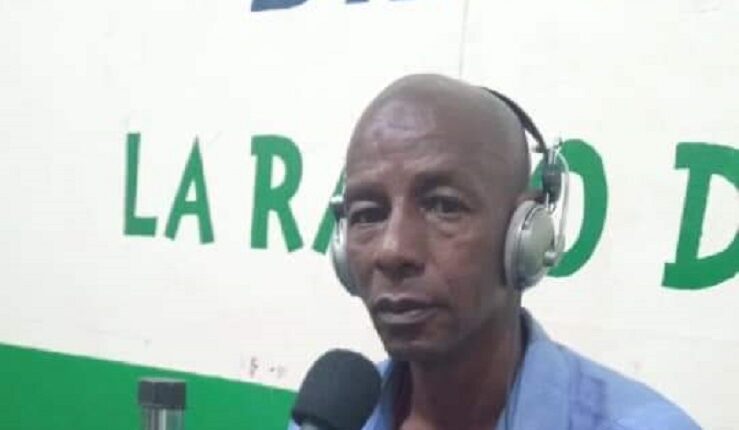 Feu Bah Sanoussi, ici lors d'une émission à BTA FM. Crédit photo Mariam Samaké