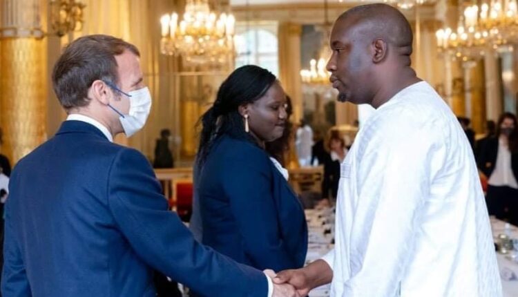 Aliou Bah avec Emmanuel Macron lors du sommet Afrique-France à Montpellier