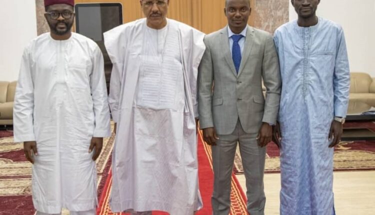Foniké Mengue, Ibrahima Diallo et Sékou Koundouno avec le président du Niger Mohamed Bazoum