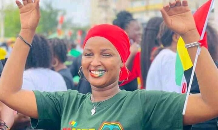 L'écrivaine et enseignante Halimatou Baldé, très joyeuse lors de la célébration du 63e anniversaire de l'indépendance de la Guinée