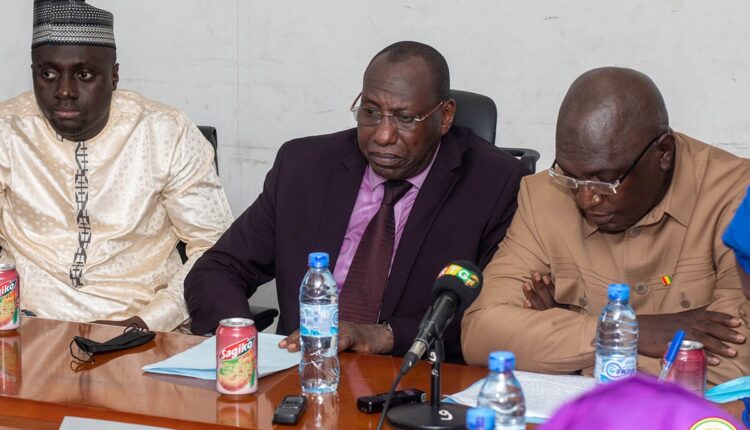 Guillaume Hawing, ministre de l'enseignement pré-universitaire et de l'alphabétisation à droite lors de sa prise fonction